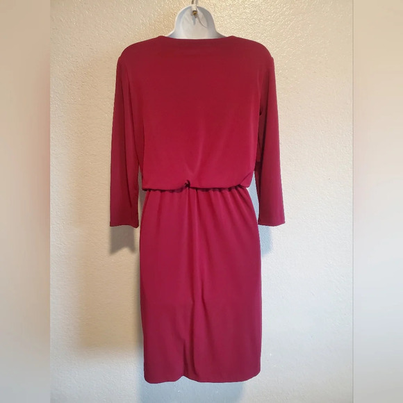 💚5/$25 London Times Burgundy Draped Stretchy Mini Dress Size 4 - Picture 7 of 8